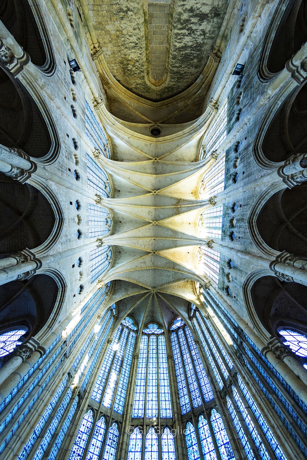 L'intérieur de la nef de l'Abbaye de Saint-Martin-aux-Bois