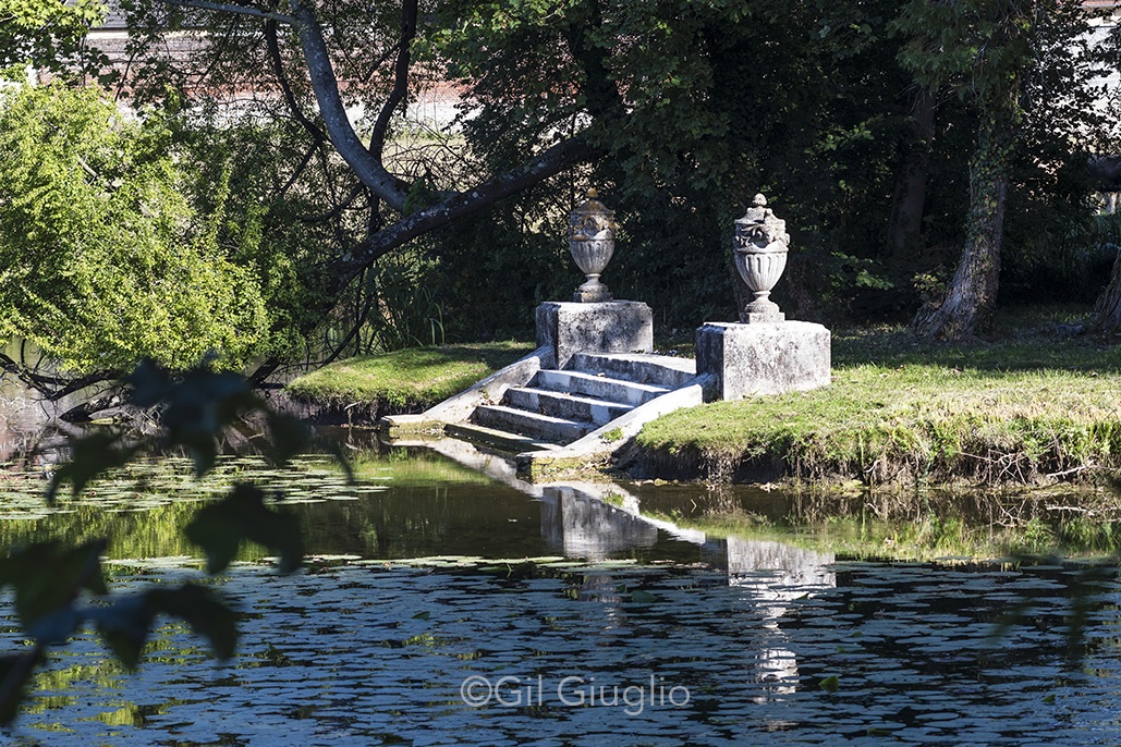 Le château de Riquebourg et son jardin romatique autour des douves remplies d'eau
