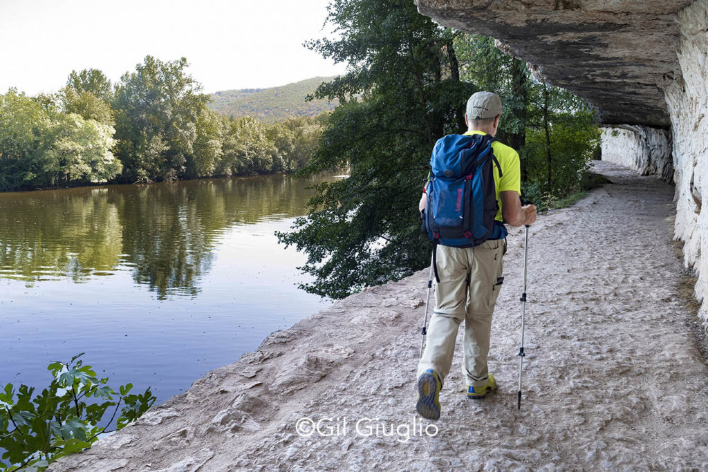 Marcheur sur chemin de halage avant Saint-Cirq Lapopie