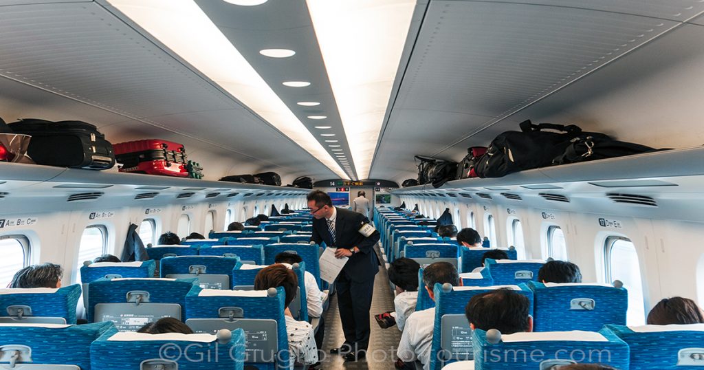 Contrleur dans wagon du train Shikanzen. Photo: Gil Giuglio/Photo-tourisme.com