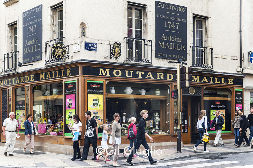 Vitrine du magasin de moutarde Maille