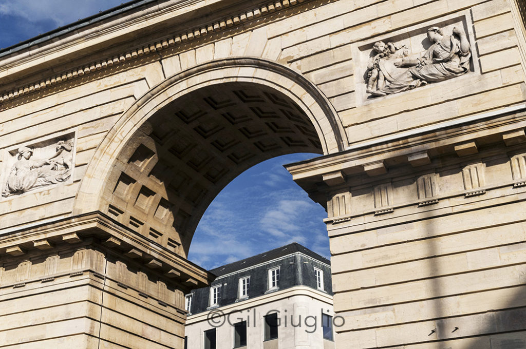 Porte Guillaume sur Place d'Arcy