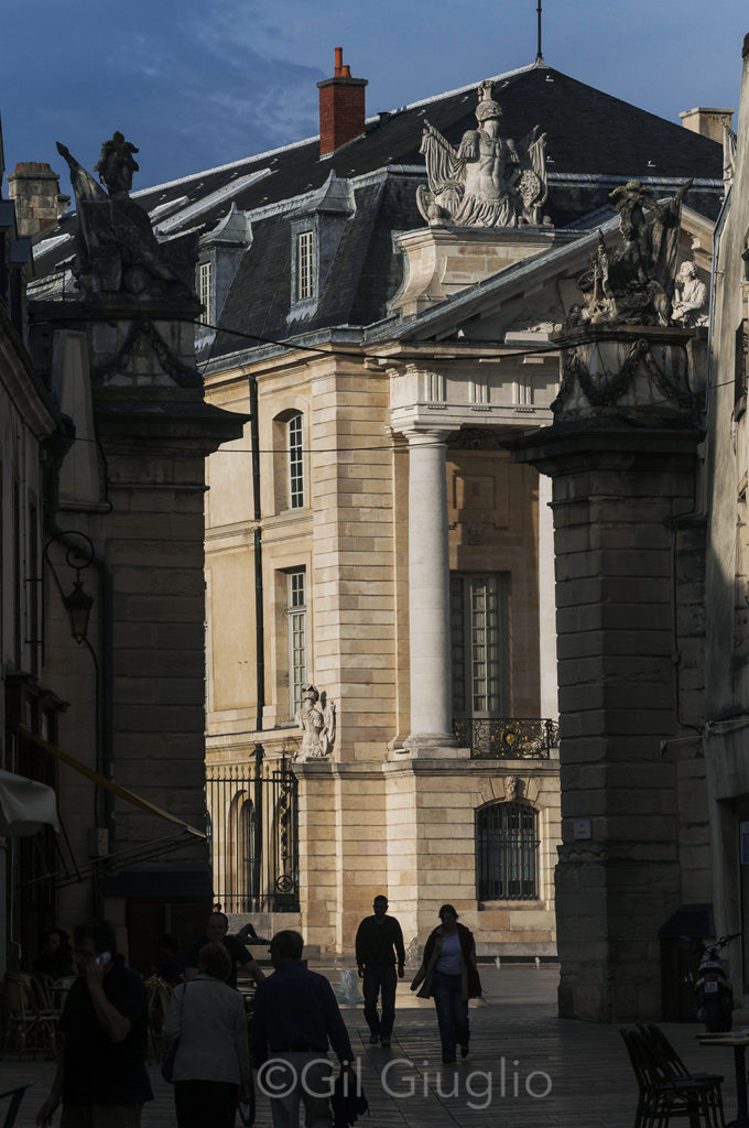 Arrivée sur la Place de la Libération au coeur du centre-ville historique