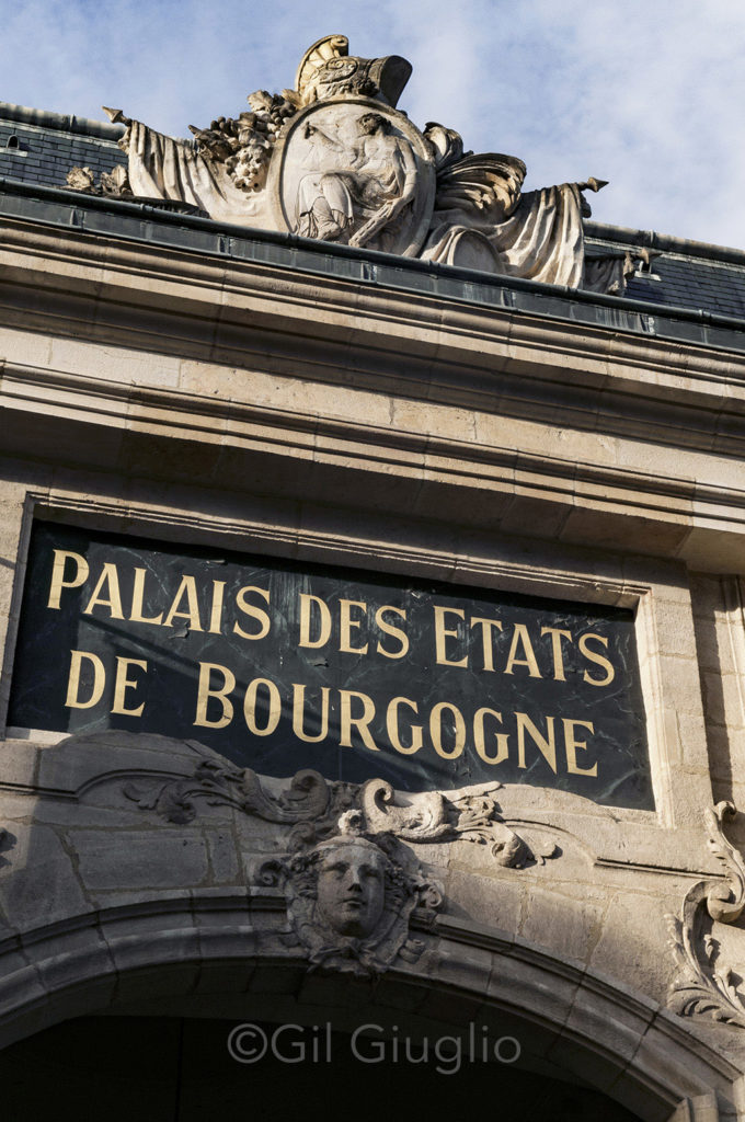 Enseigne entrée du Palais des Ducs de Bourgogne