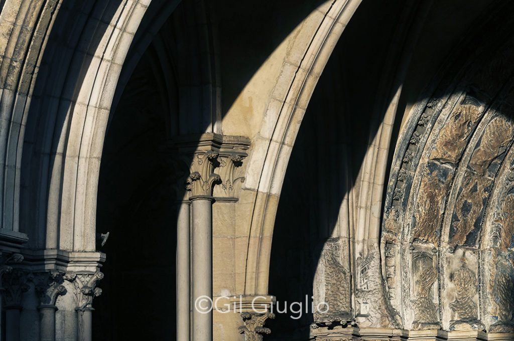 Entrée principale de l'église gothique Notre-Dame.