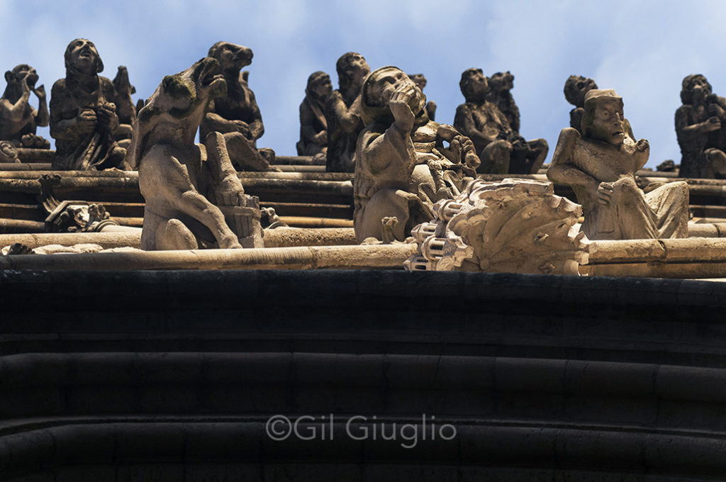 Détail en contre-plongée sous la façade de l'église gothique Notre-Dame