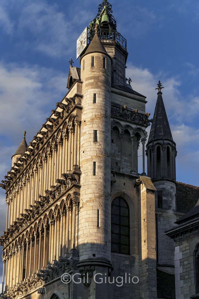 L'église gothique gothique Notre-Dame, l'été en fin d'après-midi