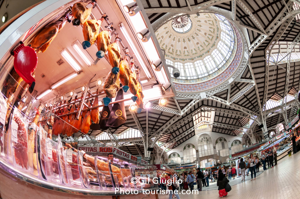 Grand angle dans halle de marché