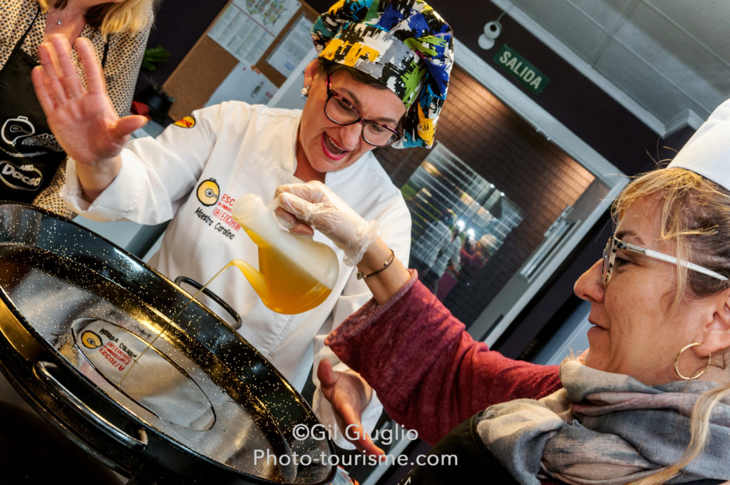 3 femmes cuisine une paëlla