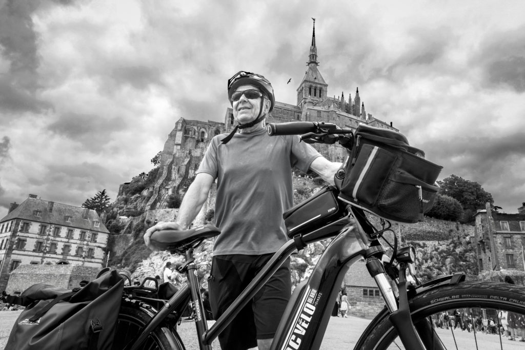 Cycliste devant le Mont-Saint-Michel