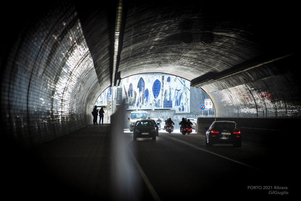 Silohuettes et automobiles dans tunnel
