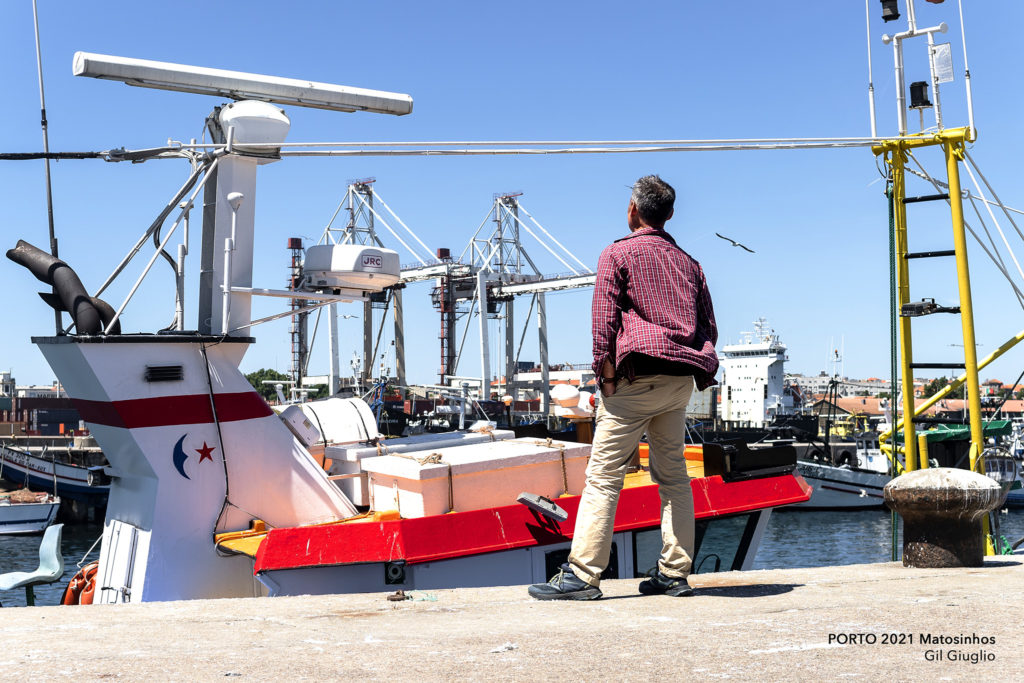 1 personne de dos sur quai de port de pêche