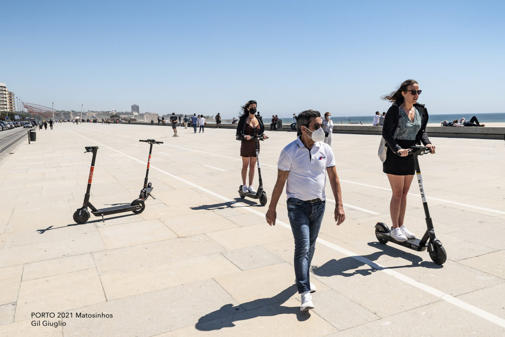 Passant sur promenade en bord de mer