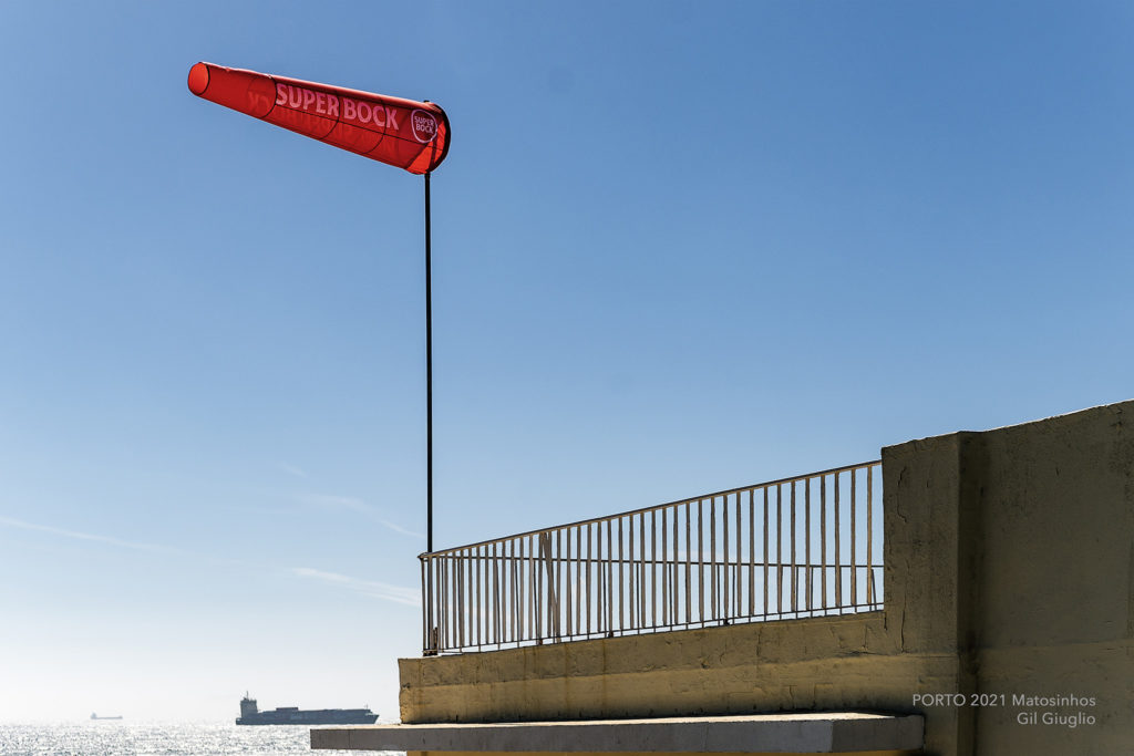 Bord de mer et drapeau flottant au vent