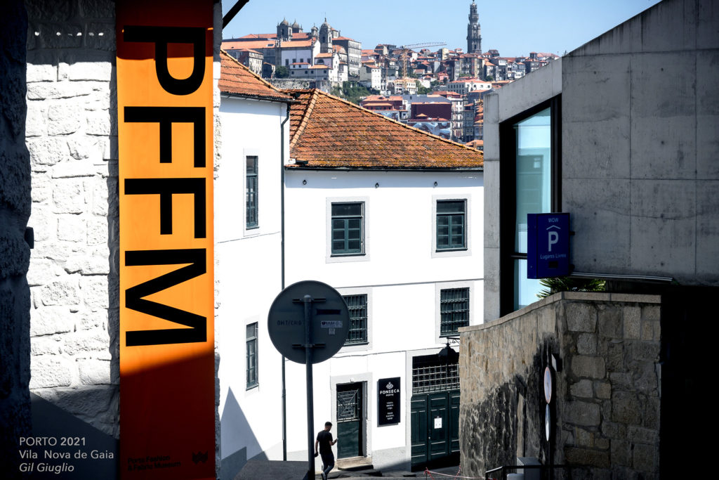 Rue de Porto et toits de la ville
