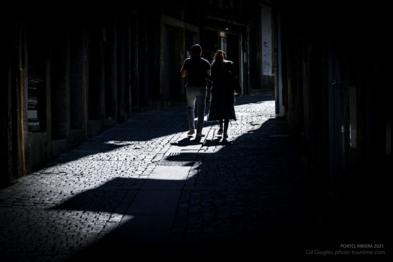 2 silhouettes dans ruelle pavée