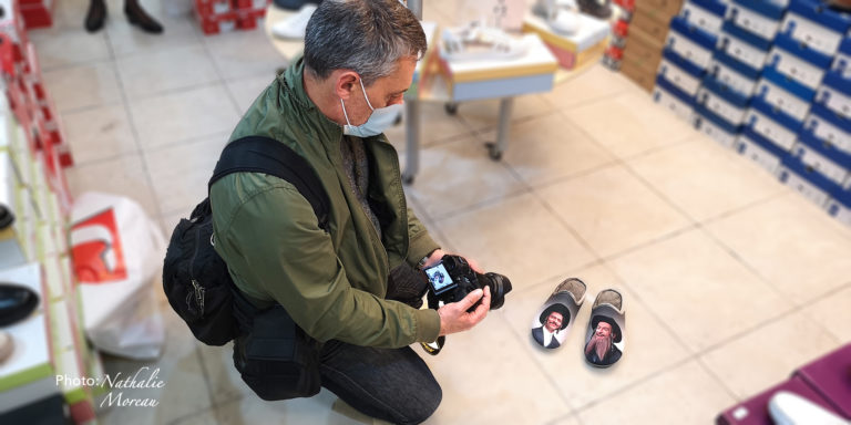 Photographe en shooting pantoufles