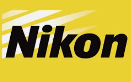 Logo Nikon sur fond jaune