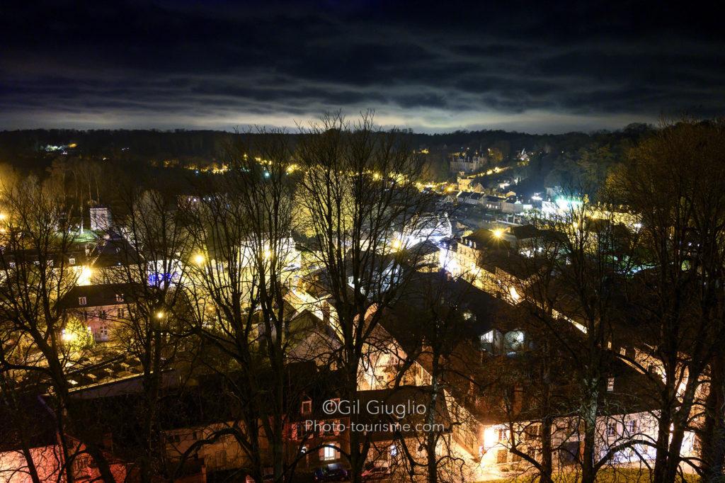 Pierrefonds vu la nuit depuis le château