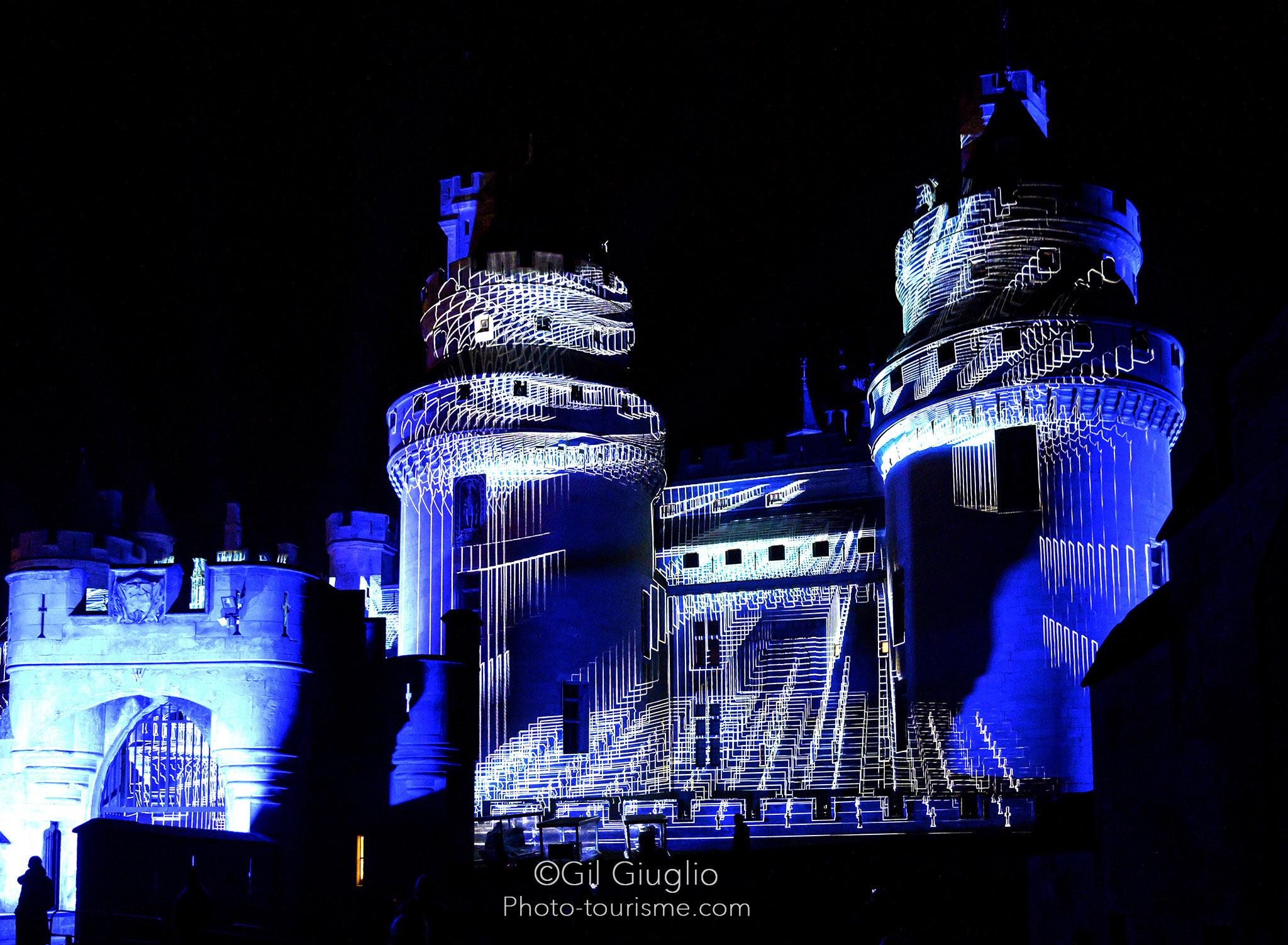 Le château de ïerrefonds éclairé la nuit