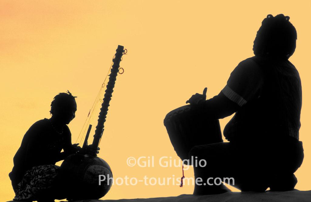 2 musicien. en contre-jour tons oranges