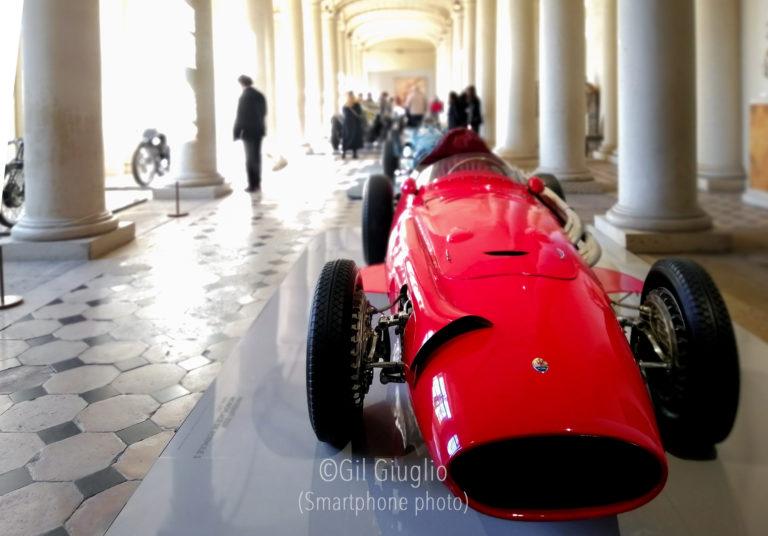 Voiture de course rouge dans exposition