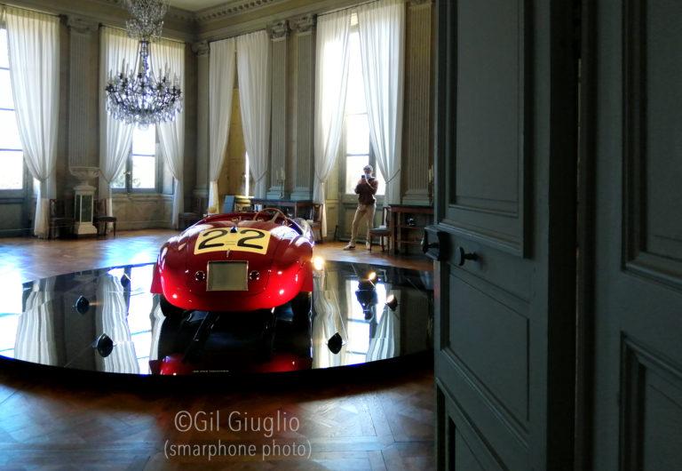 Voiture rouge exposée en intérieur