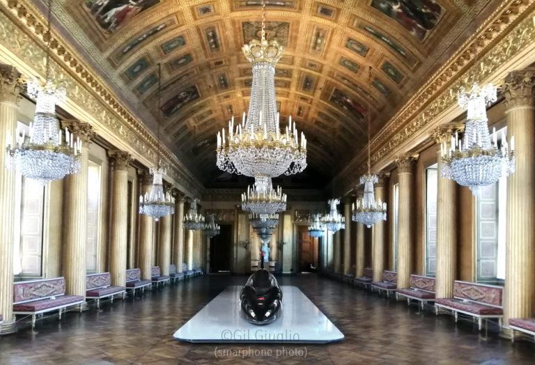 L'avant d'une voiture dans un salle de bal