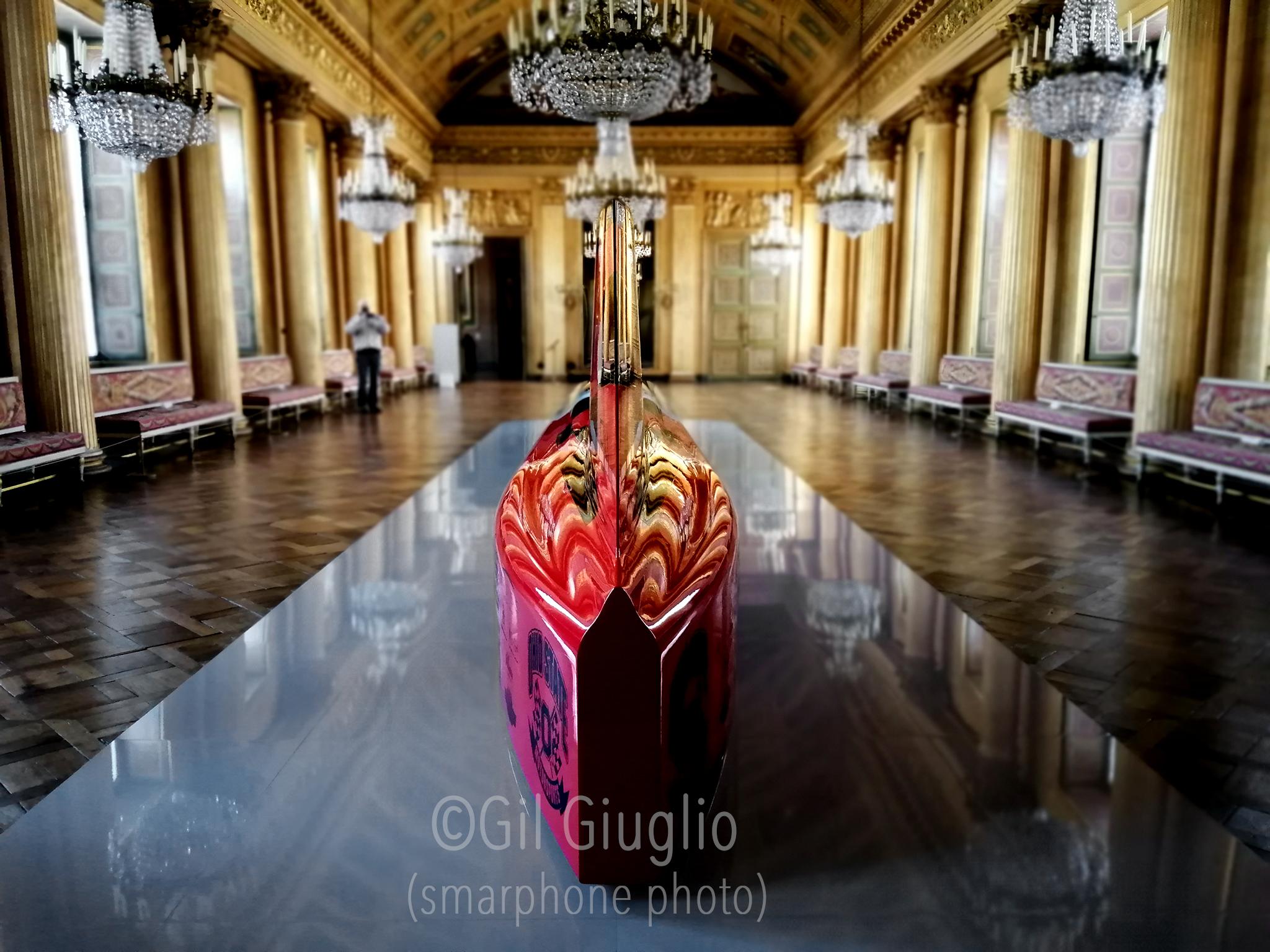 l'arrière d'une voiture dans un salle. intérieur