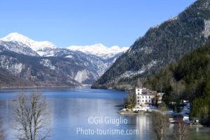 Lac et montagnes en hiver