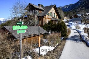 Chemin balisé dans village en nhiver