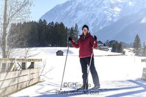 Skieuse et paysage de neige