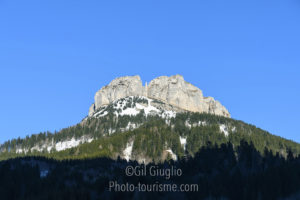 Montagne sur ciel bleur