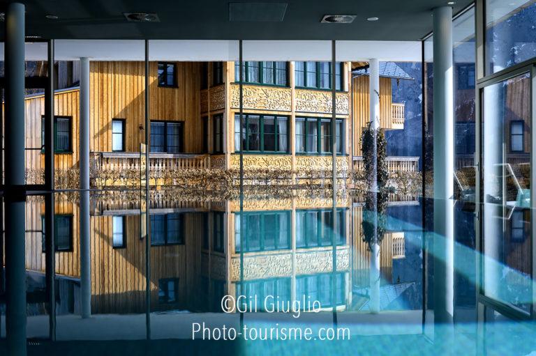 Reflet de piscine et chalet en bois