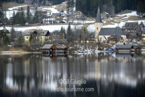 Reflet d'une village sur lac en hiver