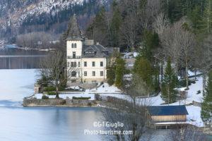 Manoir sur lac de montagne en hiver