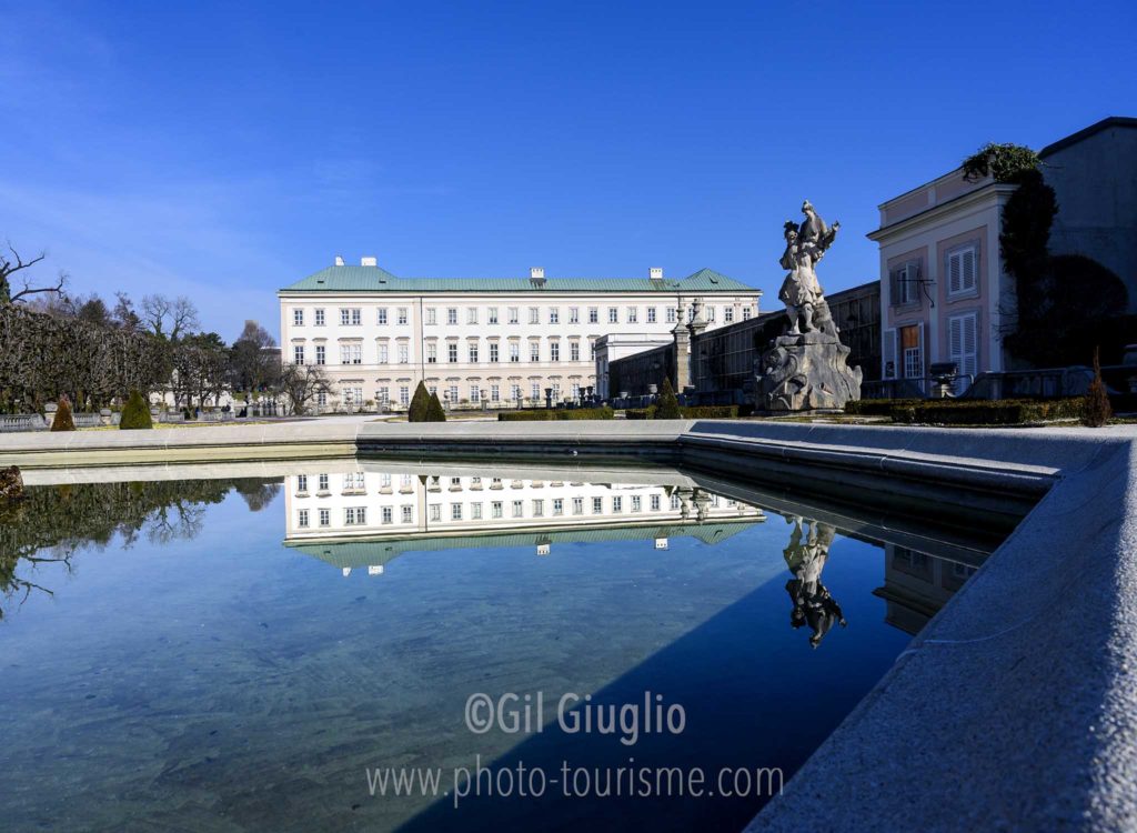 Reflet de château dans bassin