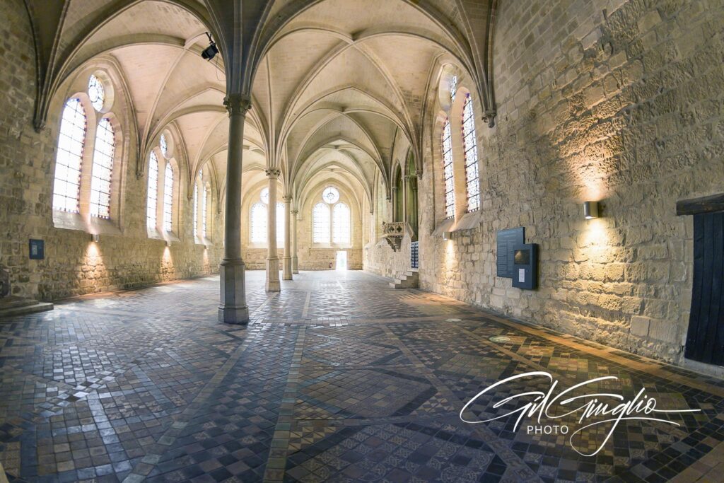 Salle voutée d'abbaye