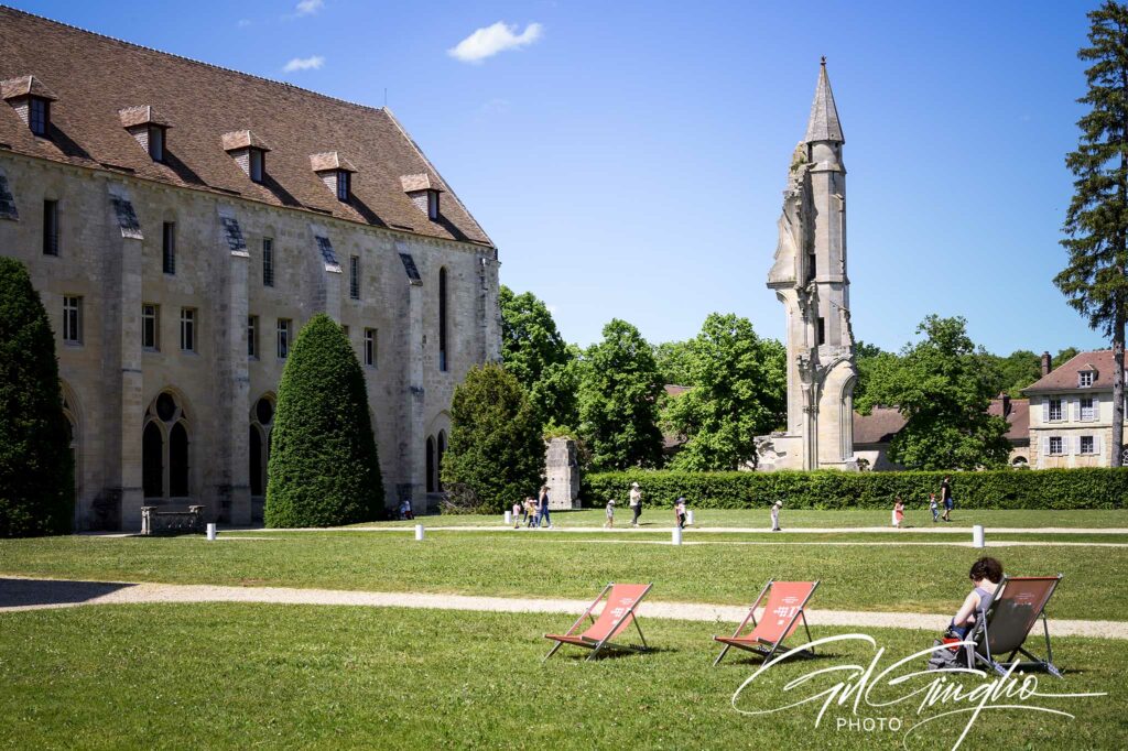 Parc, ruine et personne en détente