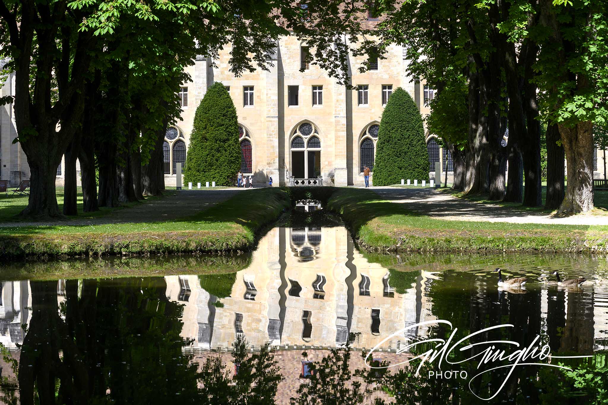 Parc et bâtiment historique et son reflet