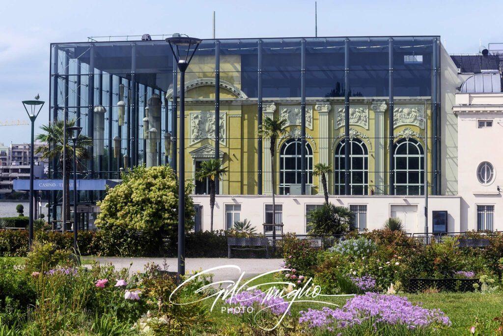 Façade de verre et bâtiment à l'intérieur