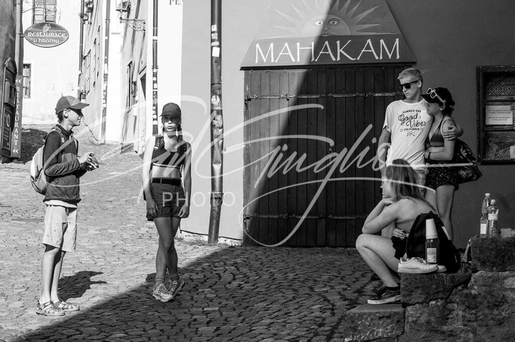 Groupe de jeune dans une rue. Photo en noir et blanc.