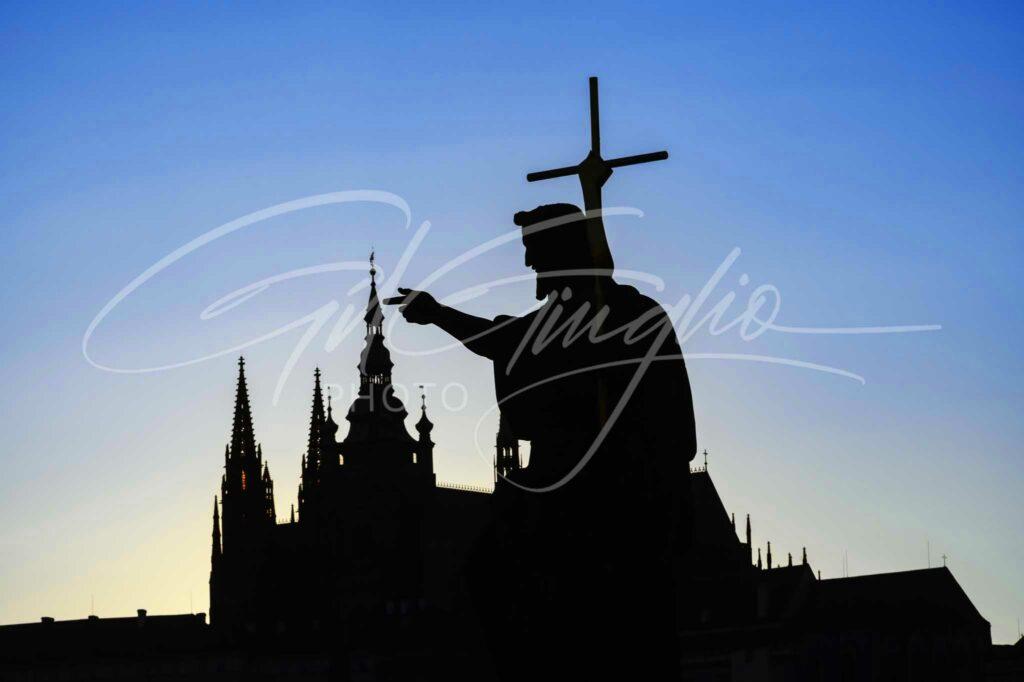 Statue et église en contre-jour