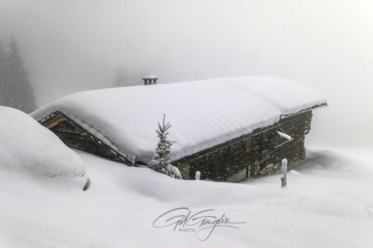 Chalet recouvert de neige