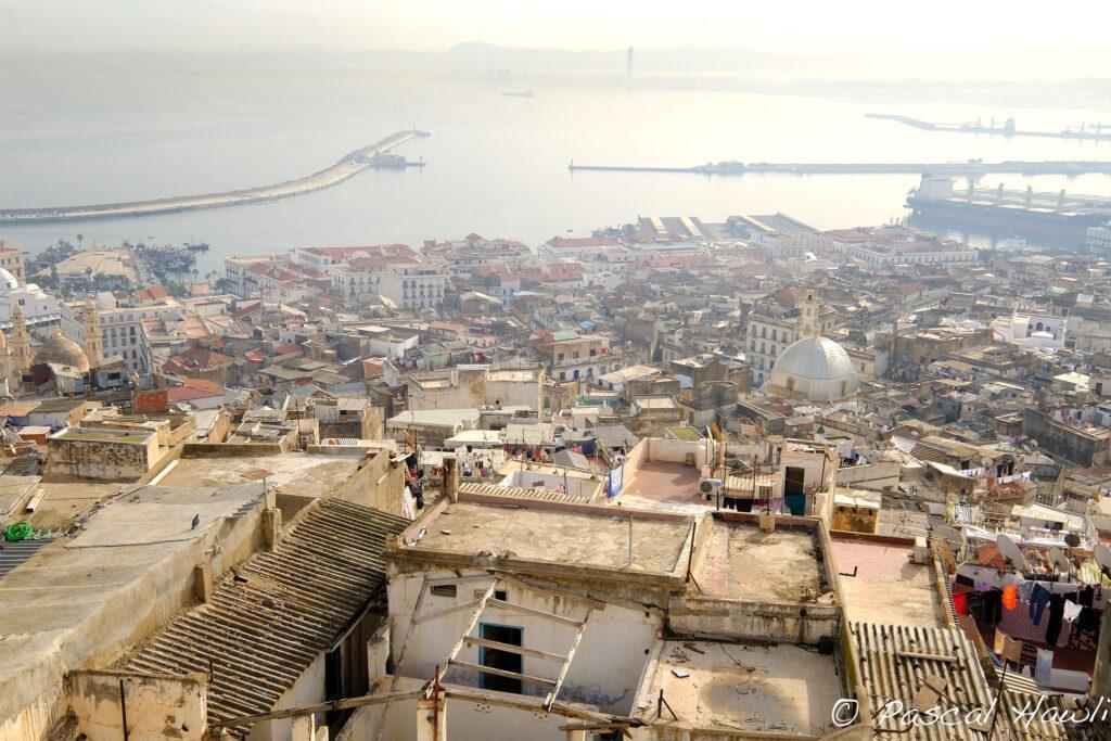 Vue panoramique de ville d'Alger depuis ses hauteurs sur la Méditerannée