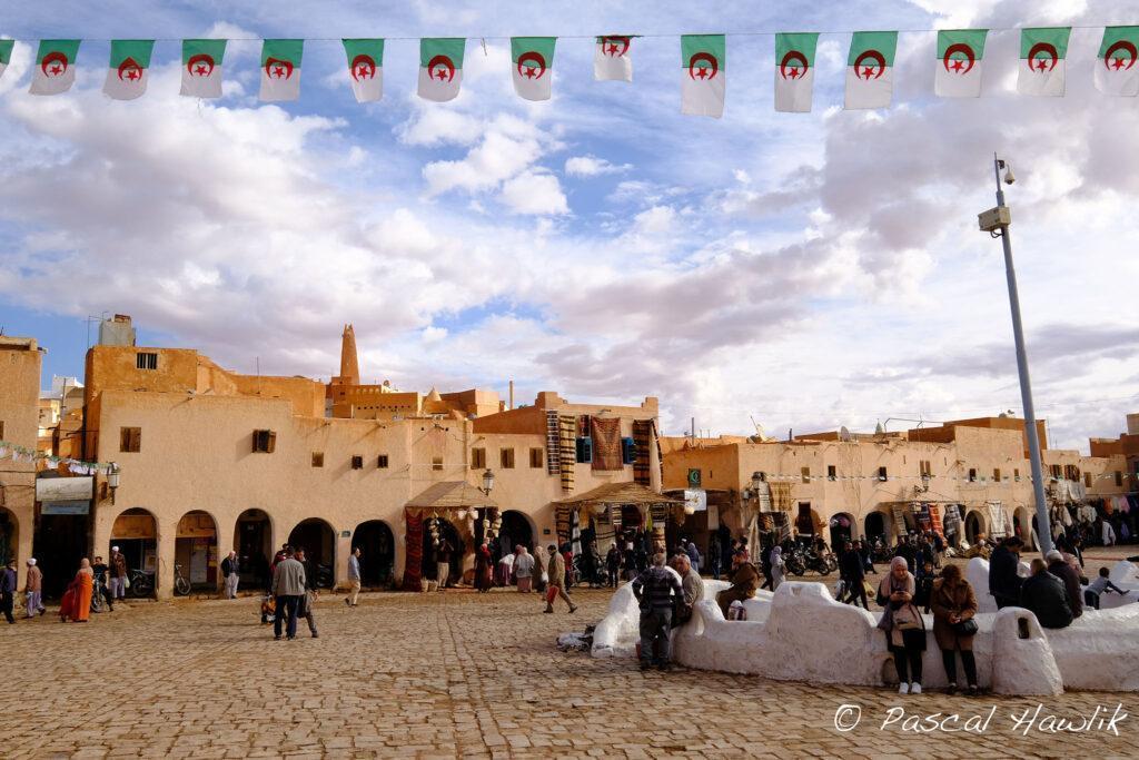 Place de souk et personnages