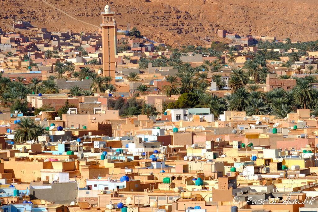 Ville du Maghreb au tons chauds
