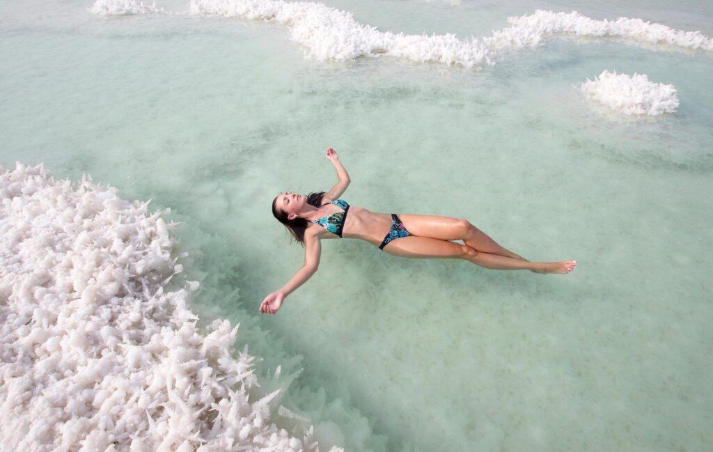 Femme flottant sur le dos dans Mer Morte