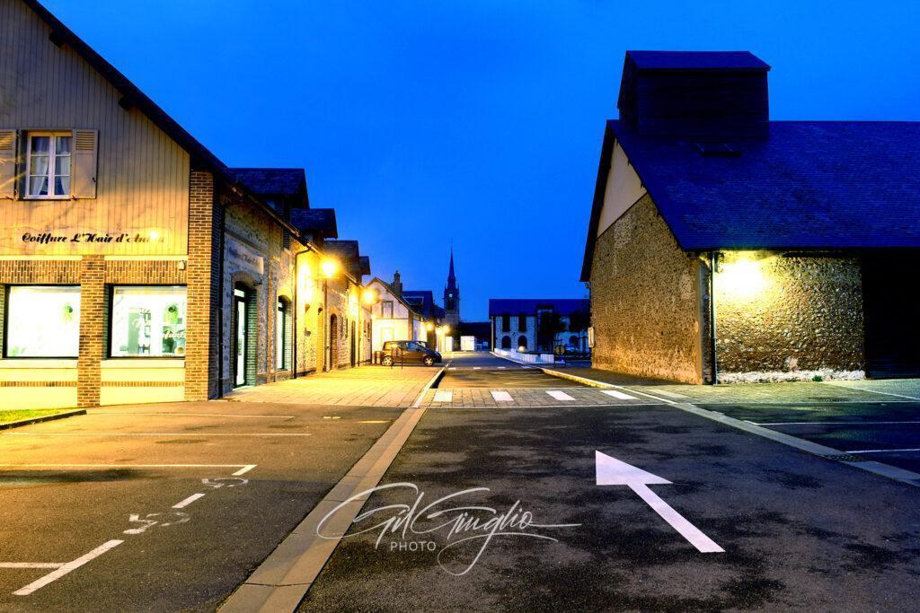 Vue de nuit du centre d'un village