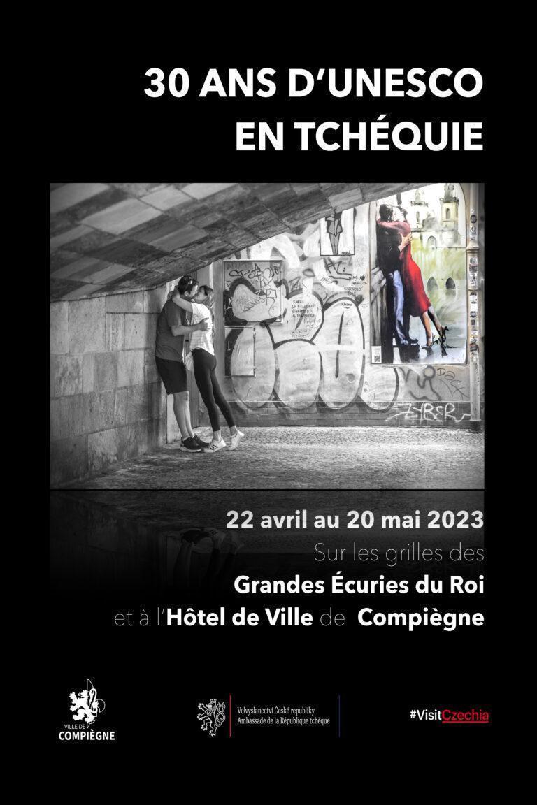 Affiche exposition photo sur 30 ans d'Unesco en Tchéquie. Couple d'amoureux qui s'embrassent